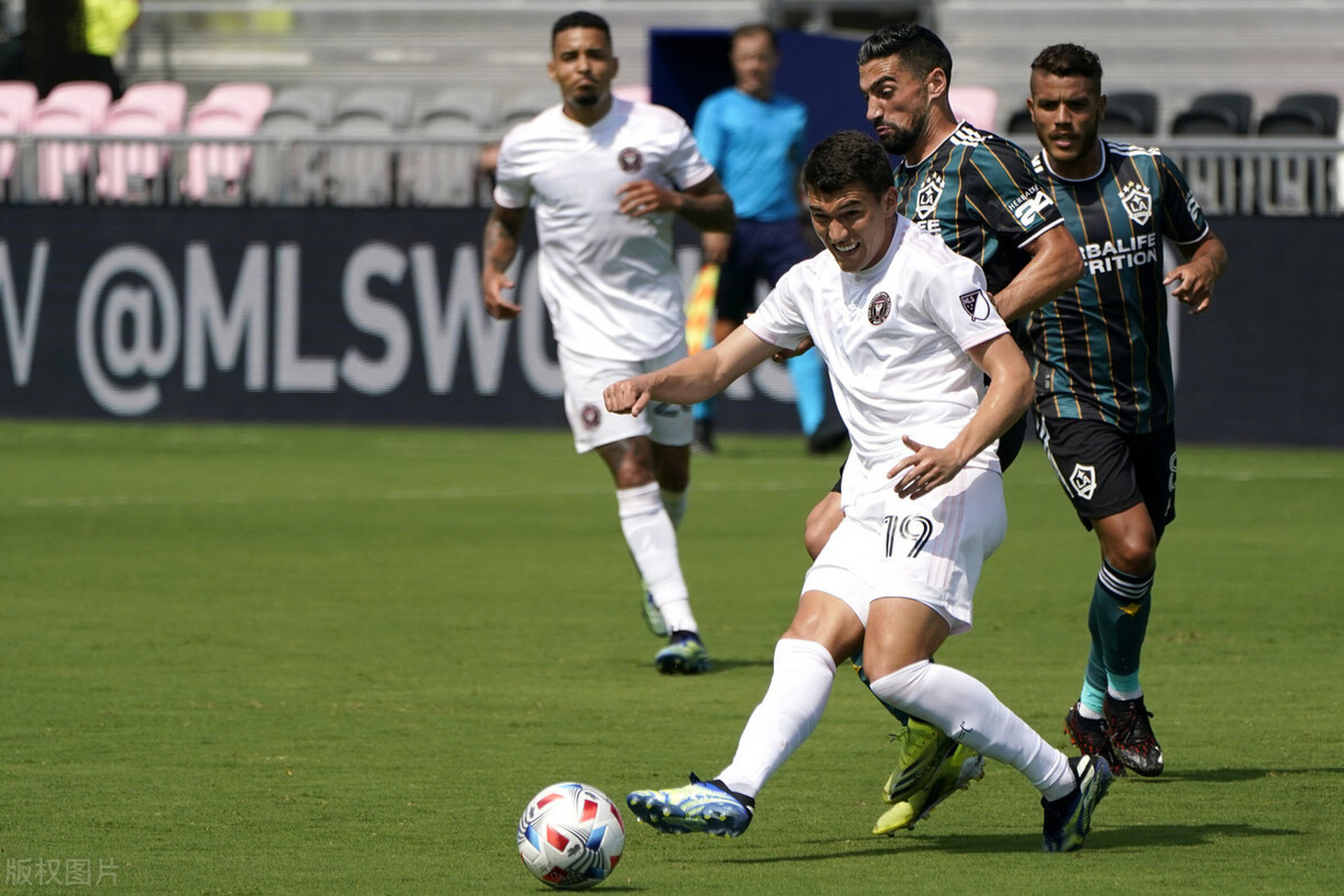 关于里程碑夜埃因霍温主帅复盘；德甲赛后刷纪录；引发热议；团队化学反应显著的信息